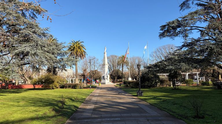 SE REFORZARON LAS TAREAS DE MANTENIMIENTO EN LA PLAZA 25 DE MAYO Y EL CENTRO DE CHAVES